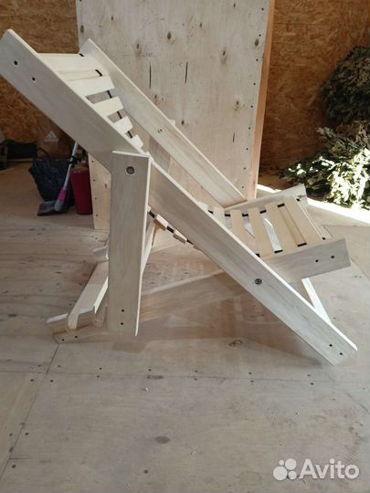 Кресло шезлонг деревянный на стропе