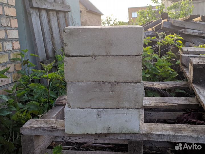 Продам белый кирпич (полтора)