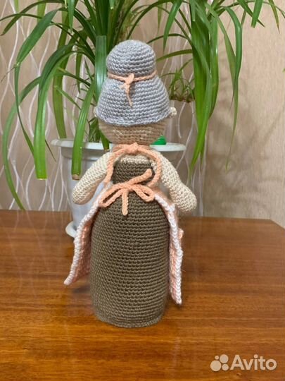 Вязаная игрушка кукла рукодельница