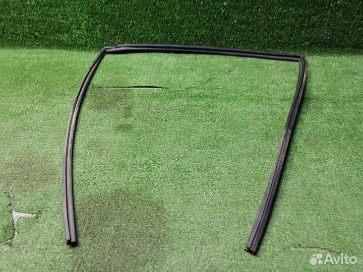 Уплотнитель стекла двери задний правый Toyota