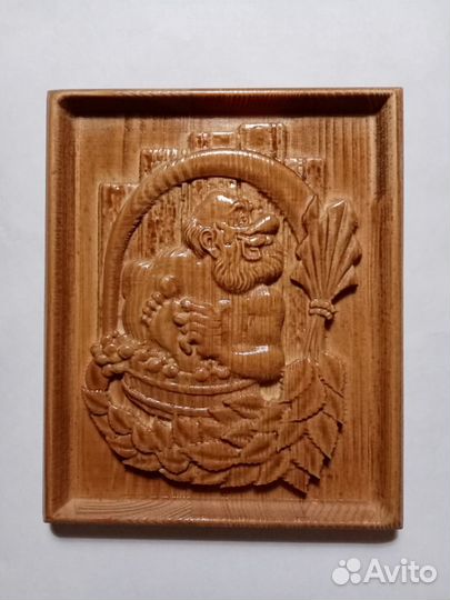 Резное панно из дерева