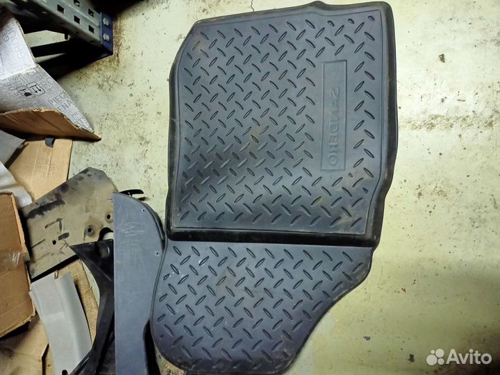 Резиновый коврик задний левый Renault Sandero I
