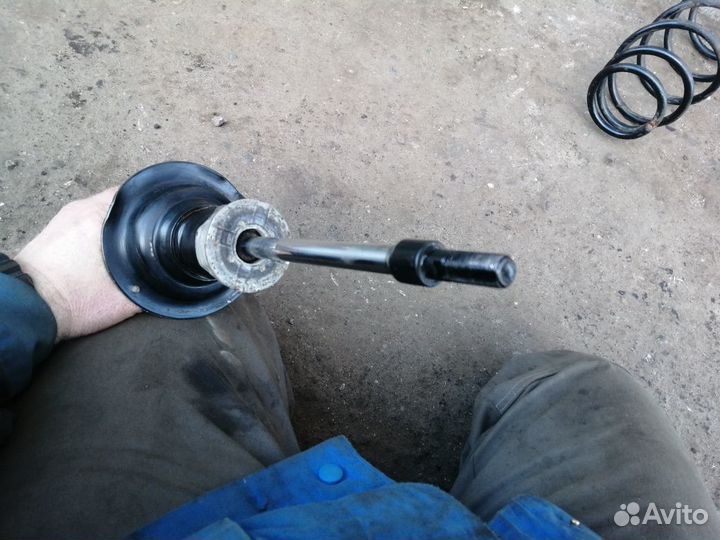 Амортизатор передний Toyota Altezza Mark 2 Chaser