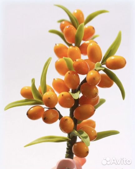 Брошь с облепихой ручная работа