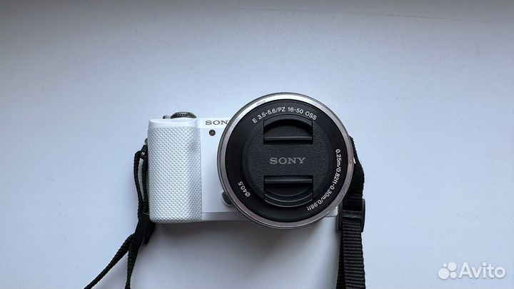 Sony Alpha 5000 белая 20.1 мп