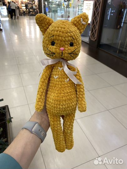 Вязаная игрушка котик