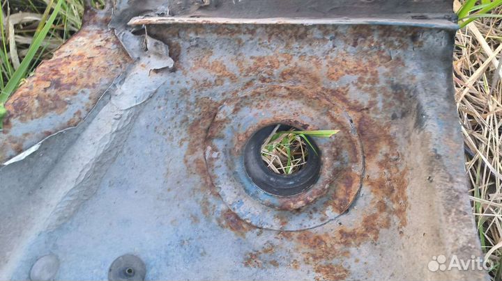 Передний левый стакан Audi 80B4