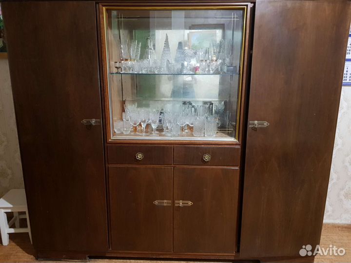 Шкаф сервант, посуда продана