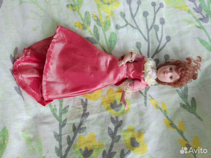 Кукла фарфоровая