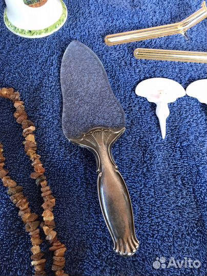 Фигурка, лопатка для торта, бусы Германия