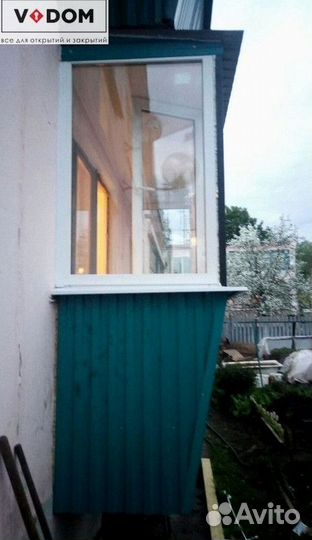 Пластиковая балконная дверь с окном