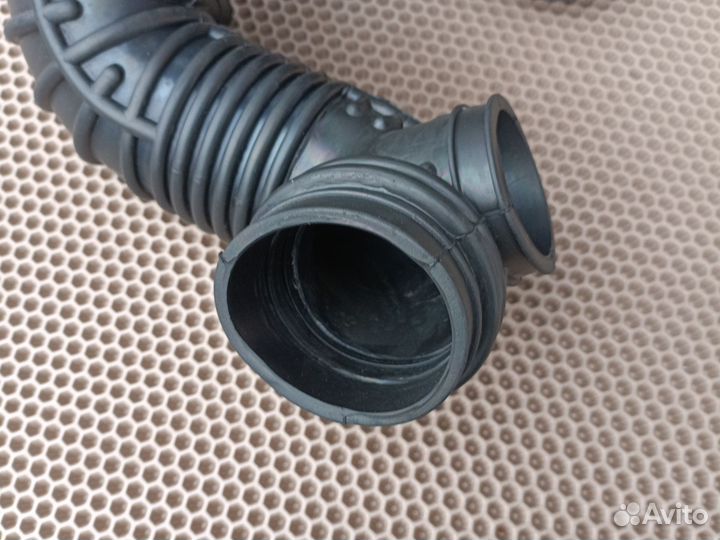 Новый патрубок воздушный Freelander 2.5 KV6