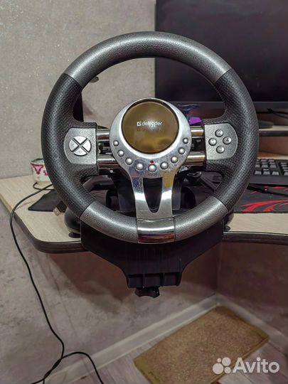 Игровой руль с педалями