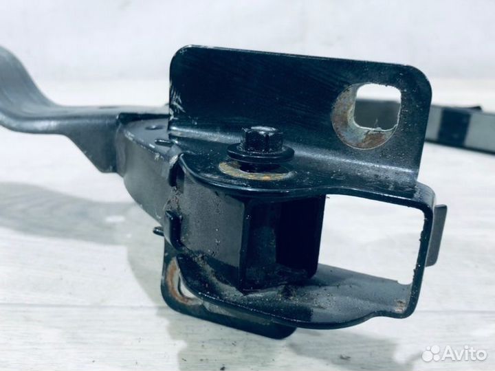 Петля крышки багажника правая Renault Logan седан