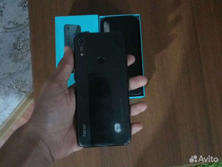 Телефон honor 8а