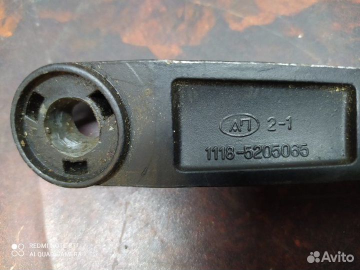 Поводок стеклоочистителя передний LADA Kalina