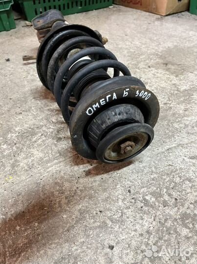 Стойка передняя правая Opel Omega B