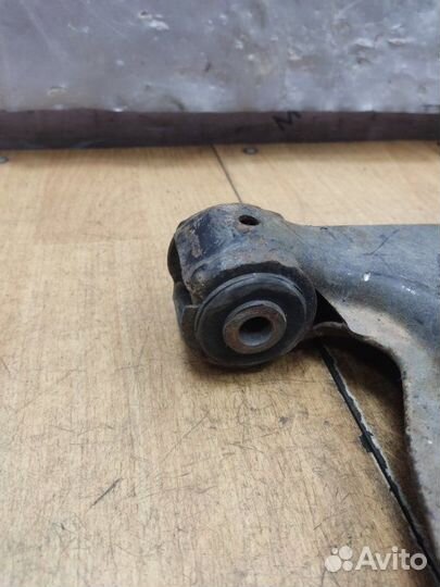 Рычаг подвески передний правый Opel Astra H Z16XE