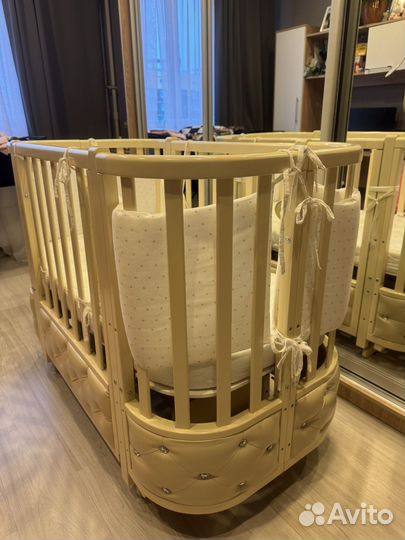 Детская кроватка с маятником