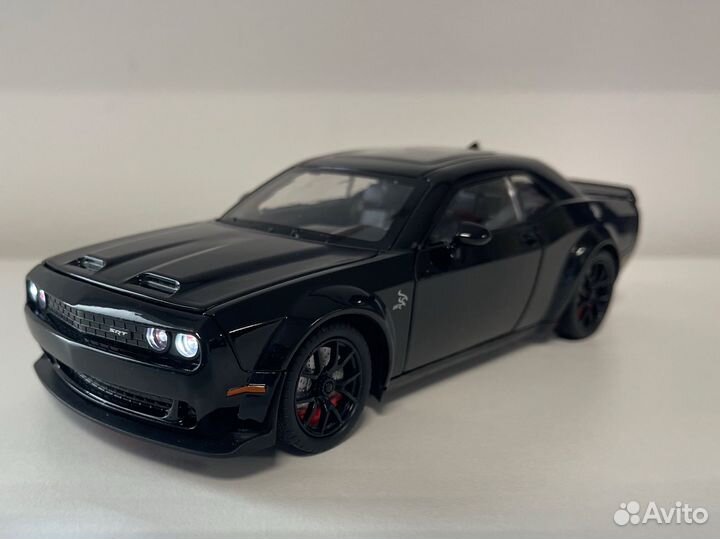 Модель машинки Dodge Challenger 1:24 черная