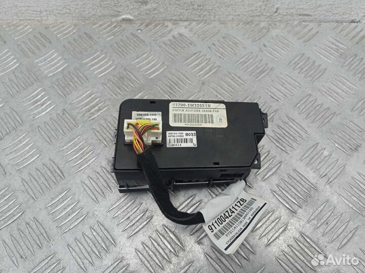 Кнопка салона Hyundai Santa Fe 3 937002W320