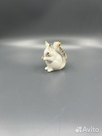 Статуэтка фарфор Белка с орешком Лфз