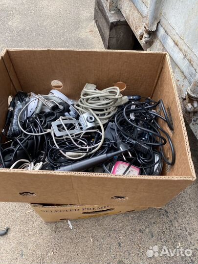 Удлинитель,провода,зарядки, наушники коробкой