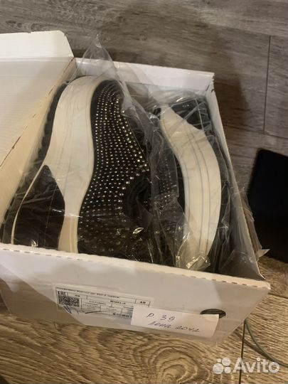 Кроссовки бронь