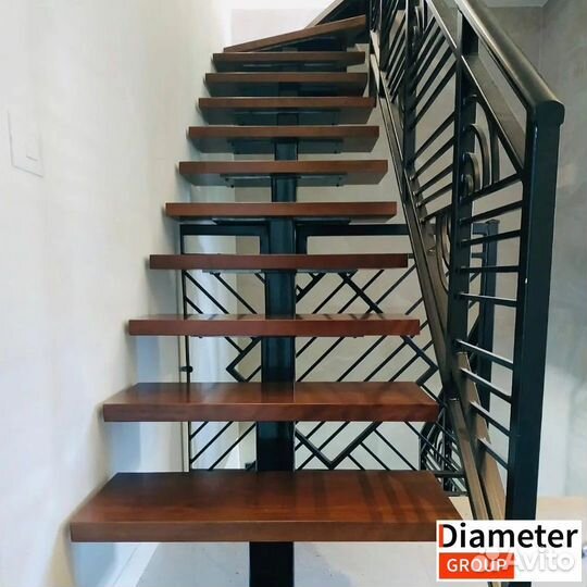 Производство поворотной лестницы с обивкой