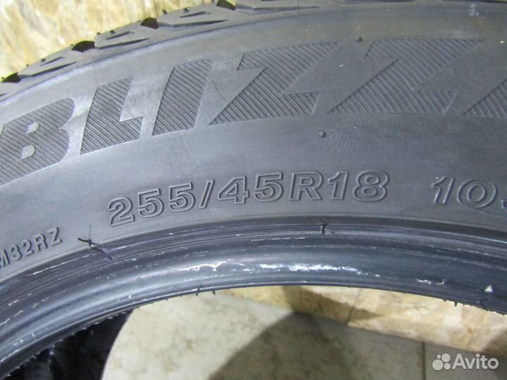 Bridgestone Blizzak LM-32 255/45 R18