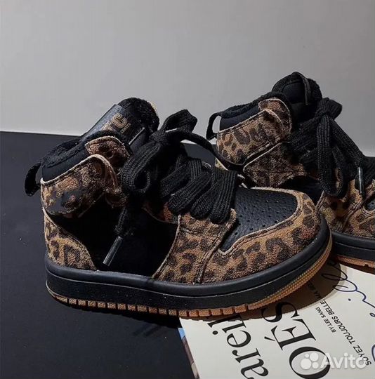 Кроссовки для девочки