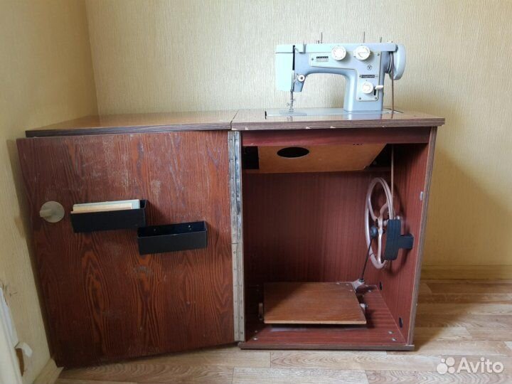 Швейная машинка с тумбой