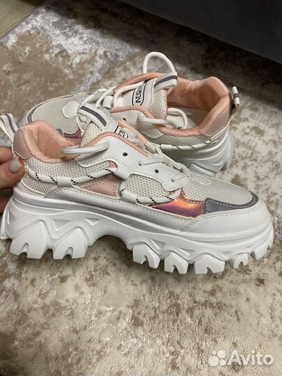 Кроссовки женские