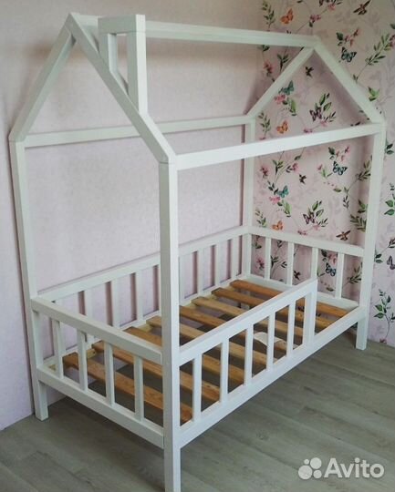 Детская кроватка из массива