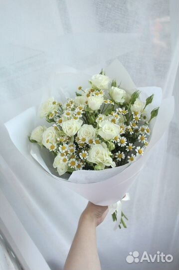 Букет цветов розы и ромашка