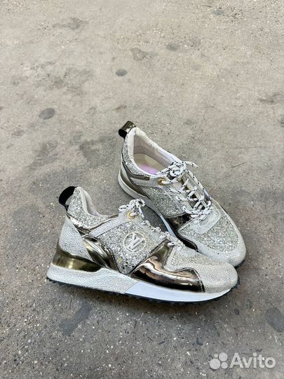 Кроссовки женские