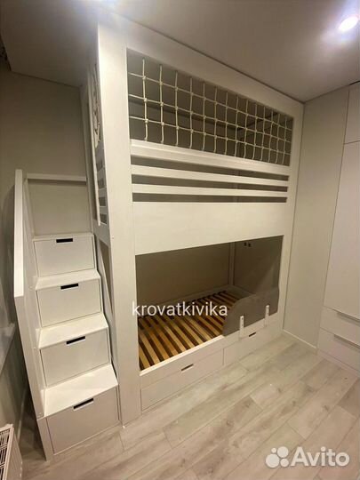 Двухъярусная Эко кровать домик с лестницей комодом