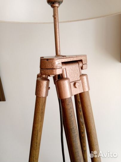 Торшер на деревянном штативе