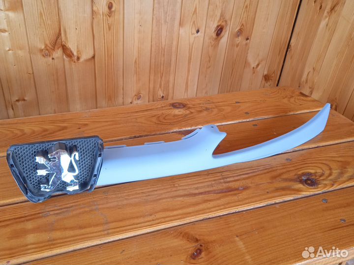 Эмблема передняя Пежо 206