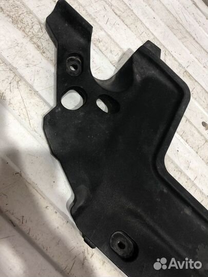 Дефлектор радиатора верхний Toyota Corolla E150