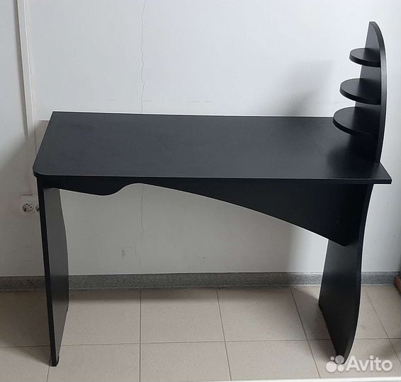 Маникюрный стол