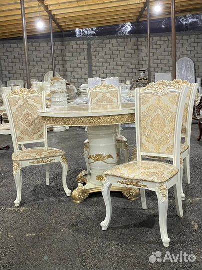 Стол со стульями