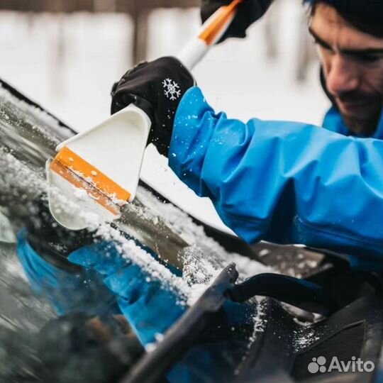 Щетка со скребком Fiskars SnowXpert 1019352