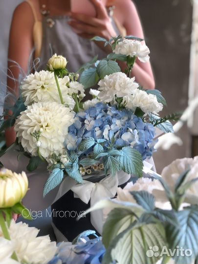 Букет цветы с георгинами