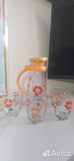 Кувшин со стаканами