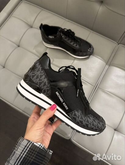 Кроссовки женские