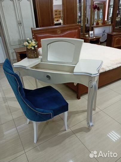 Дамский столик с откидывающим зеркалом