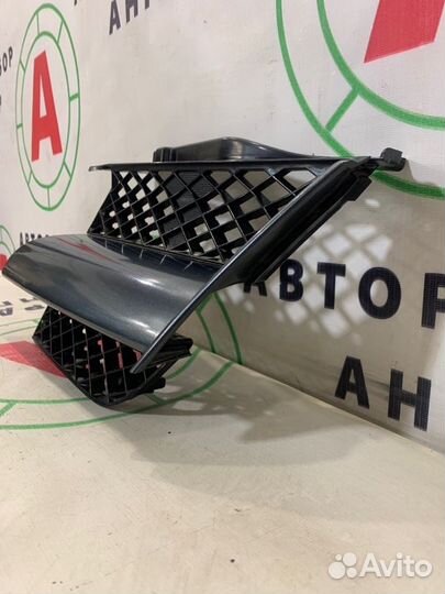 Решетка радиатора передняя левая Mitsubishi