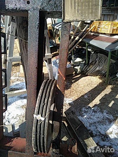 Электродвигатель лифтовой.шкив канатоведущий