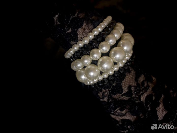Эффектный браслет из искусственного жемчуга